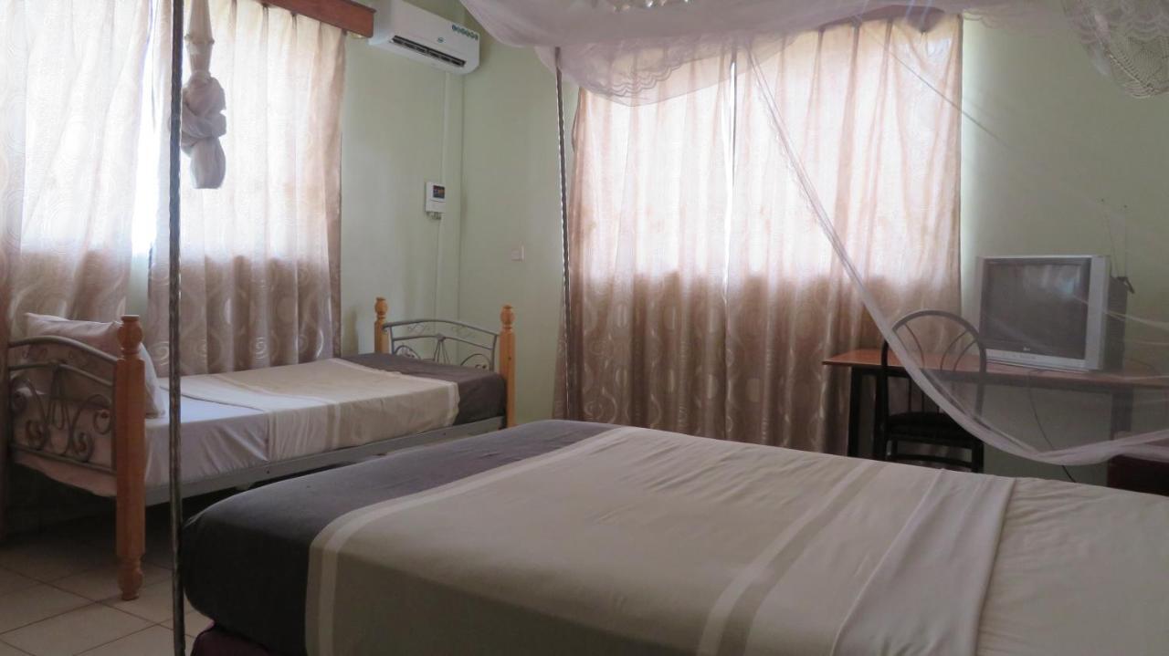 Global Village Hotel Pakwach Luaran gambar