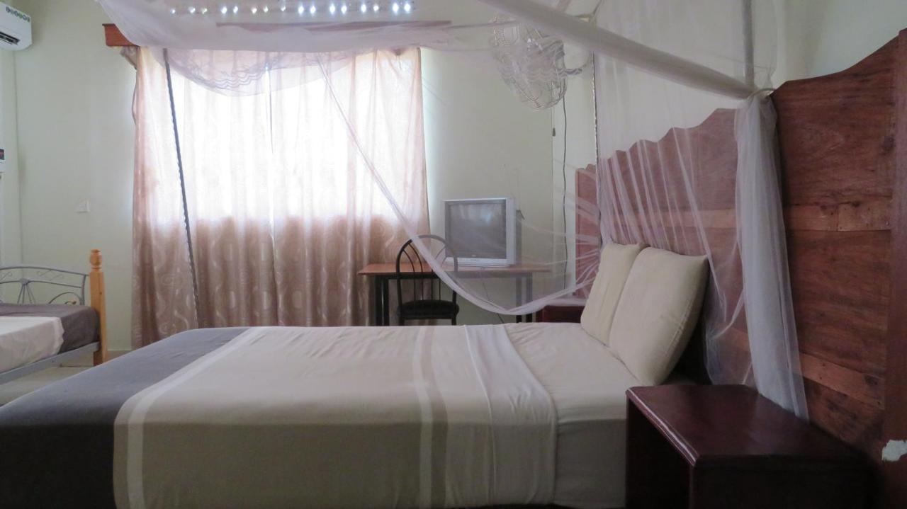 Global Village Hotel Pakwach Luaran gambar