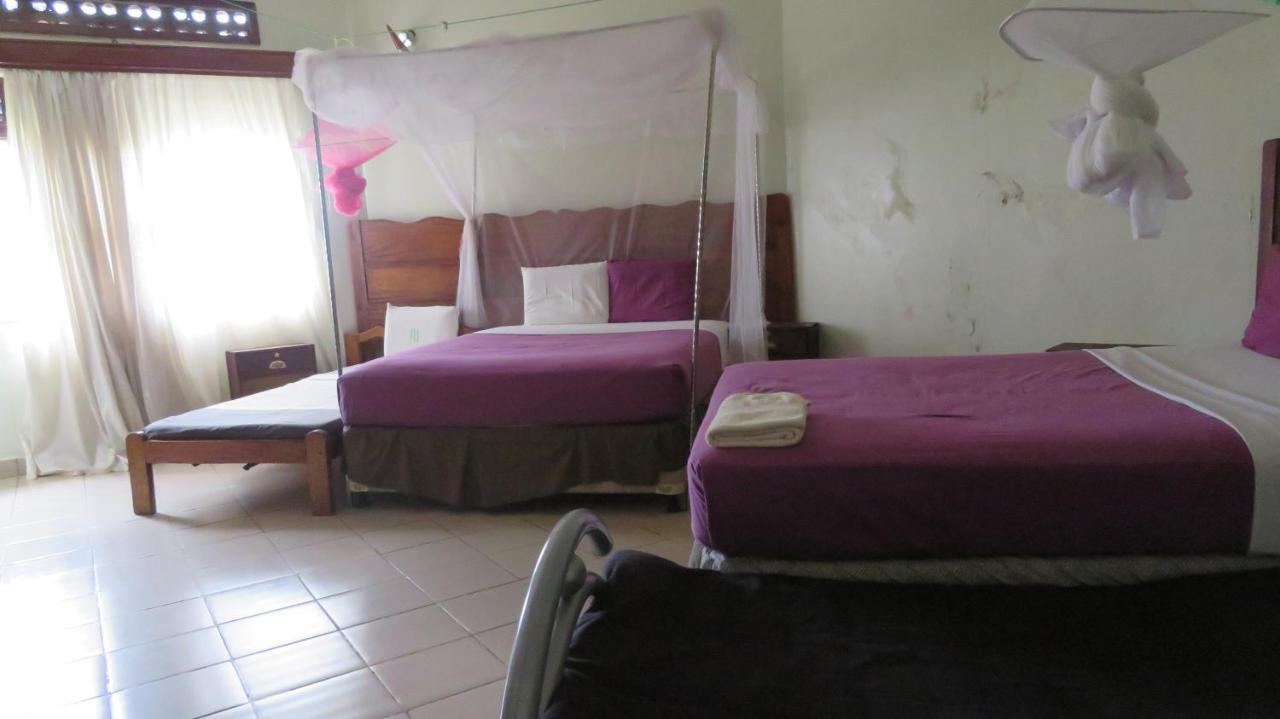 Global Village Hotel Pakwach Luaran gambar