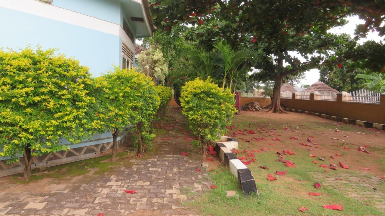 Global Village Hotel Pakwach Luaran gambar