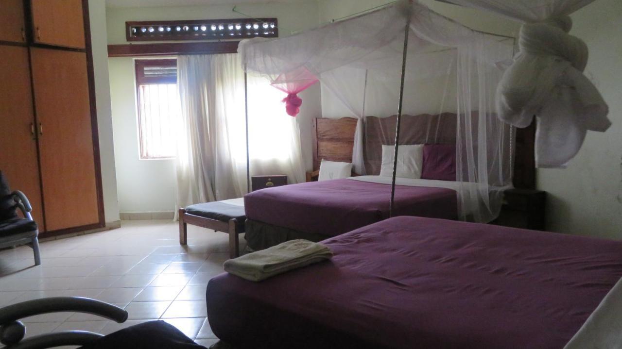 Global Village Hotel Pakwach Luaran gambar