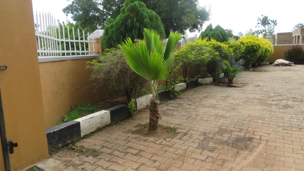 Global Village Hotel Pakwach Luaran gambar