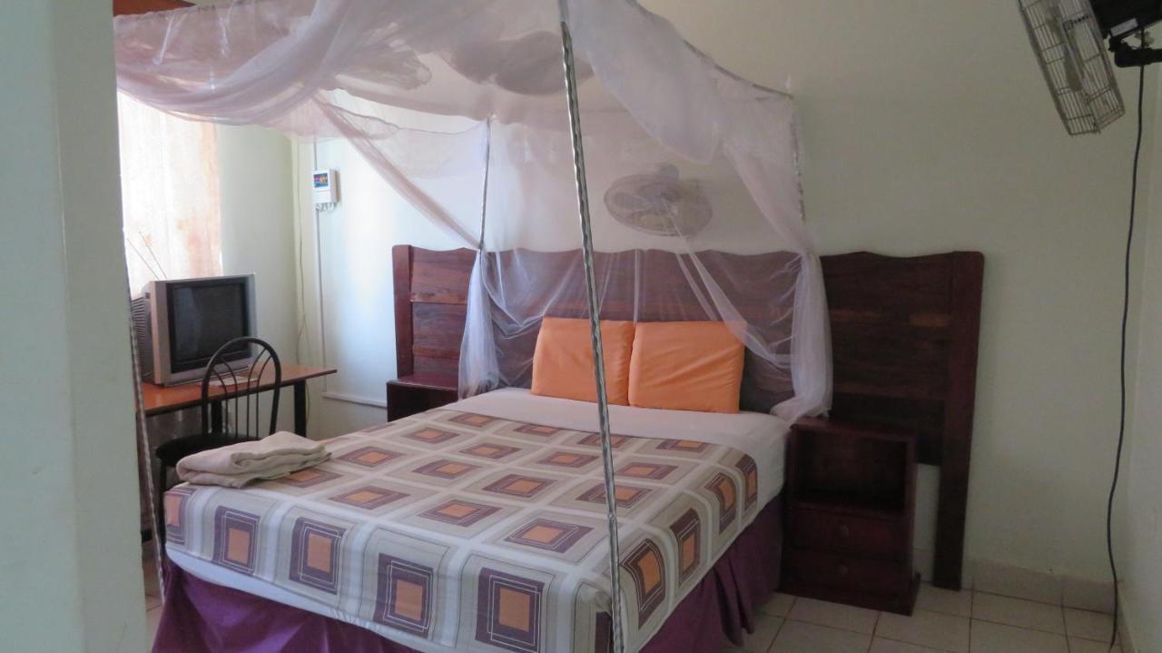 Global Village Hotel Pakwach Luaran gambar